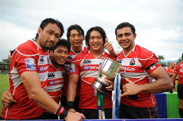 ＰＮＣ優勝カップを手にし、笑顔を見せる日本代表の選手たち。ジャパンスタイル極め、次はＷ杯に挑む